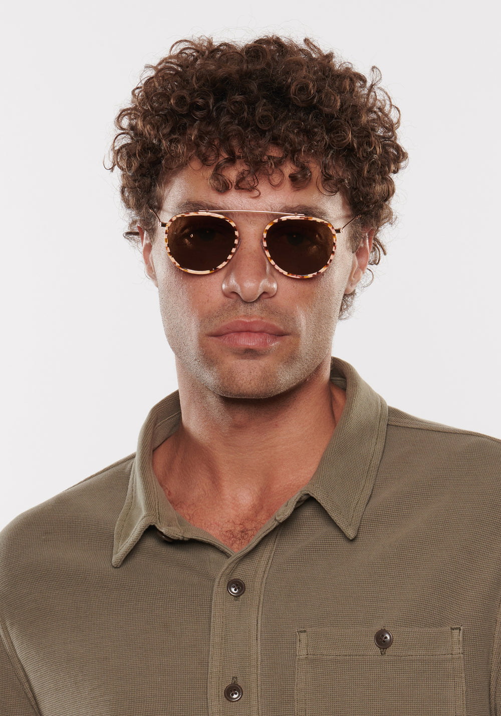 KREWE - Designer Single Bar Aviator Sunglasses - CHARTRES | Caffe Dolce 18K Handcrafted, luxury brown and white checkered acetate sunglasses. Similar to Oliver Peoples sunglasses, moscot sunglasses mens model | Model: Miguel